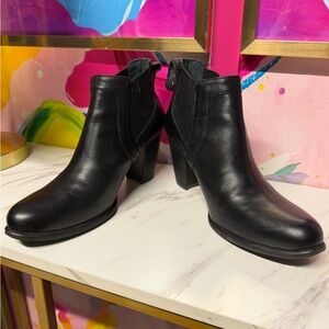 UGG Elegant Black Women's Ankle Boots